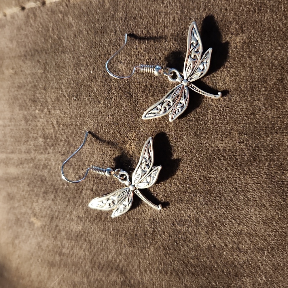 NWOT Dragonfly dangle earrings